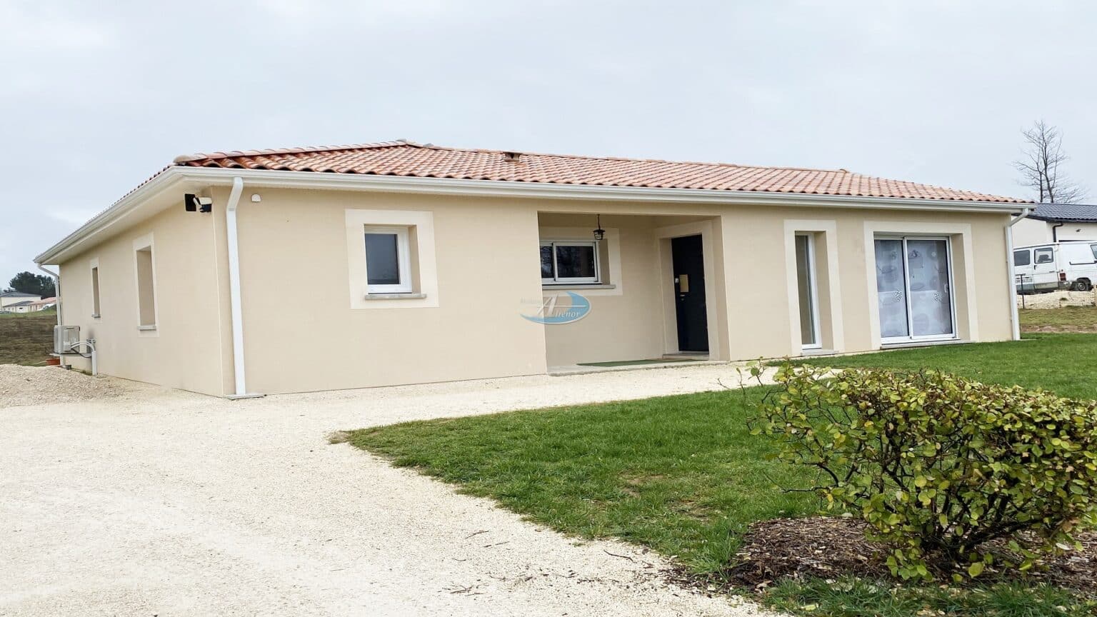 Maison de 110 m² à construire sur un terrain plat de 1250 m², situé à la campagne, à proximité des commerces de Champagnac de Belair. Maison conforme aux normes RE 2020, avec grand séjour lumineux, cuisine ouverte, suite parentale, salle de bain, WC séparé et garage.