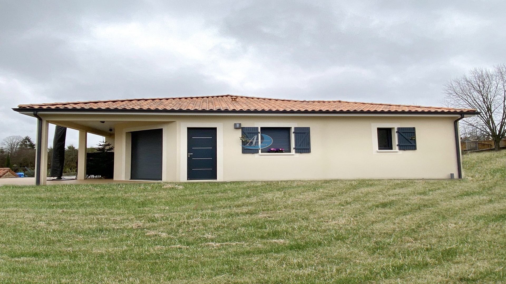 Maison de 85 m² aux normes RE 2020 sur terrain de 900 m² à Marsac sur l'Isle. Grand séjour lumineux, cuisine ouverte, belles chambres, garage et calme avec vue sur les hauteurs de Beaulieu.