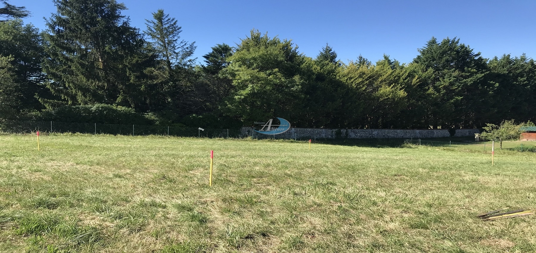 Très beau terrain de 858 m² situé au calme dans une impasse au cœur d'un charmant village proche de toutes commodités.