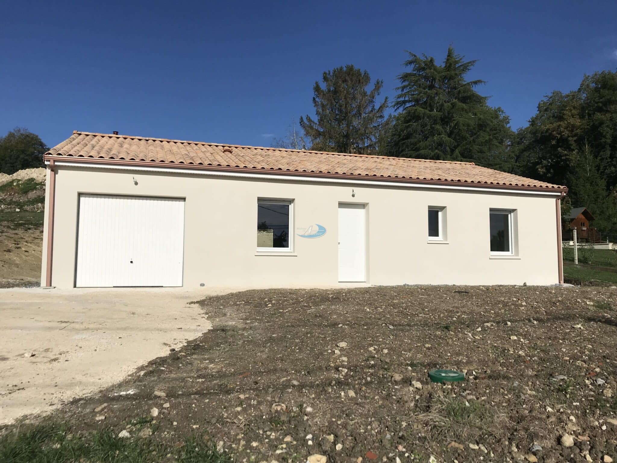 Maison de plain-pied à Lanouaille, trois chambres, pièce de vie lumineuse avec cuisine ouverte, salle d’eau moderne. Terrain calme et verdoyant, à 5 min de Terrasson-Lavilledieu.
