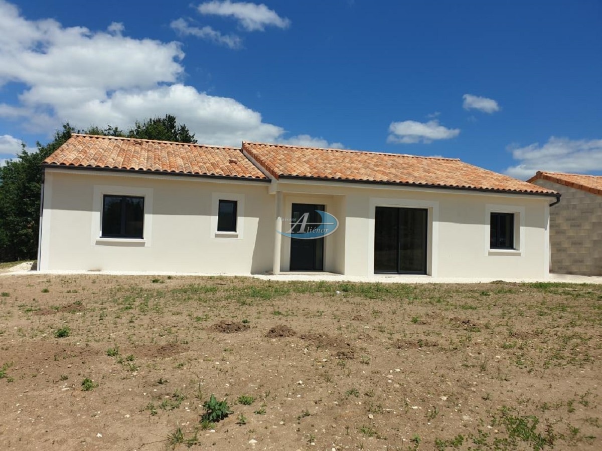 Maison de plain-pied à Eymet, conforme aux normes RE 2020, sur un terrain de 1 500 m² dans un cadre calme et ensoleillé, offrant une belle vue.