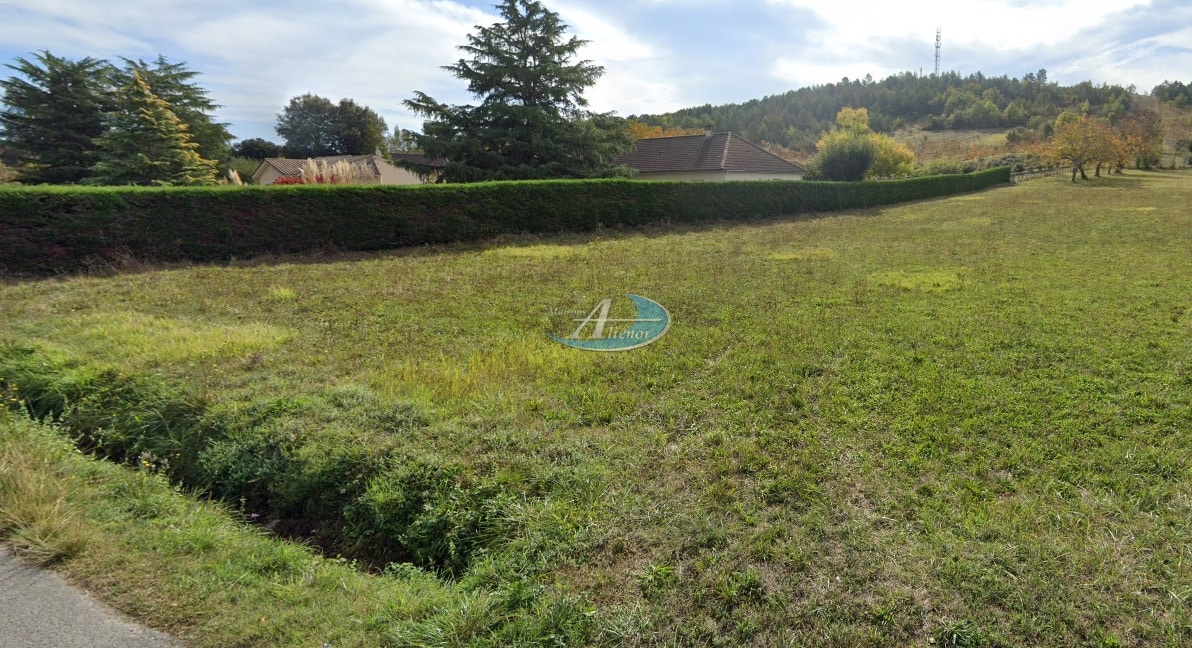 Terrain de 1 300 m² au Bugue, cadre calme et campagnard, à quelques minutes du centre-ville. Idéal pour un premier projet de construction.