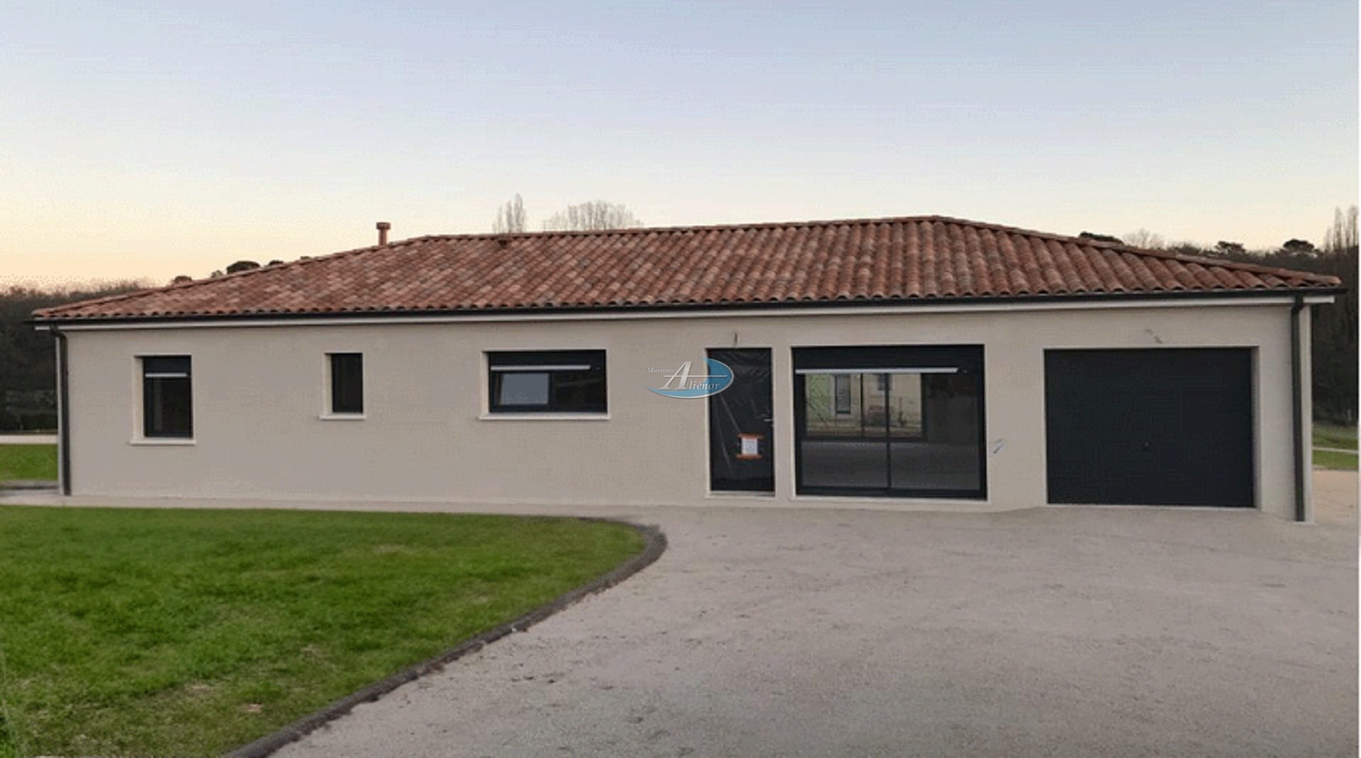 Vue d'une maison moderne de 90 m² respectant les normes RE 2020, située sur un terrain spacieux de 1 900 m² à Chancelade.