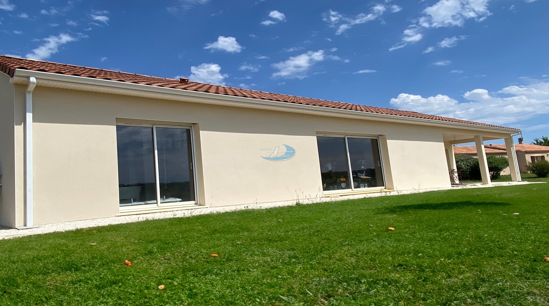 Projet de construction d'une maison de 100 m² aux normes RE 2020, sur un terrain de 1 850 m² à La Douze en Dordogne.