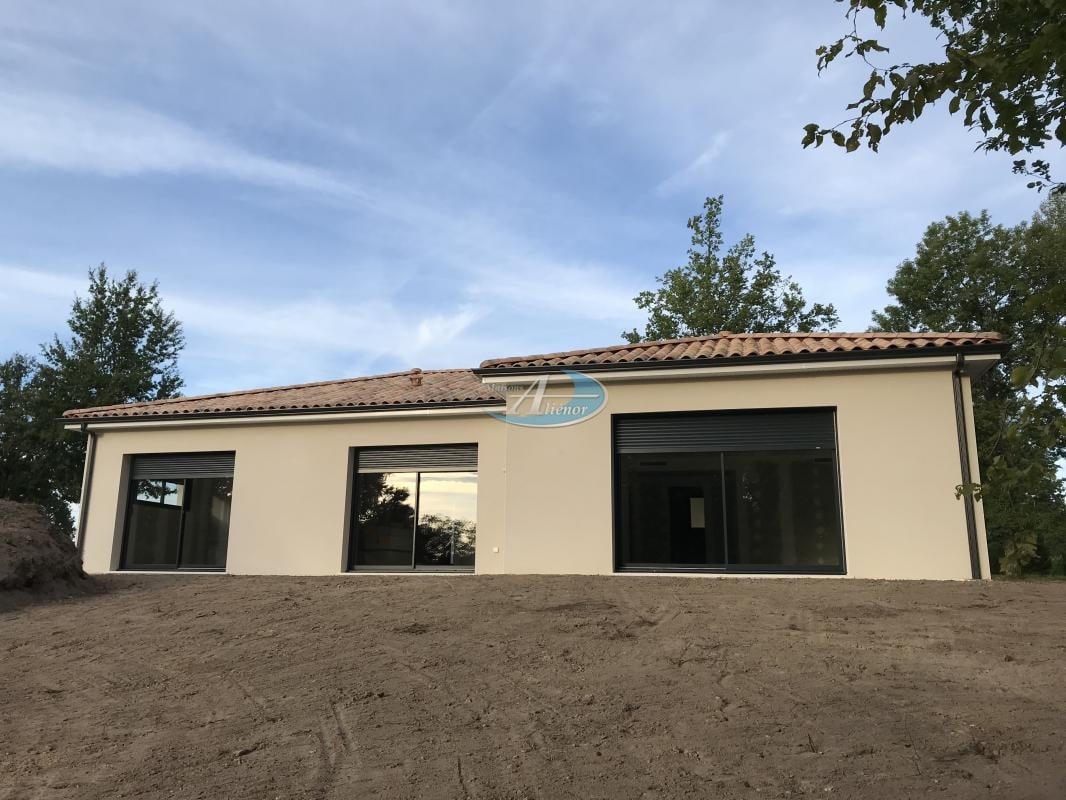 Maison neuve de 85 m² à construire à Sarlat, à proximité des commerces, sur un terrain de 2500 m². Un cadre idéal pour votre projet immobilier !