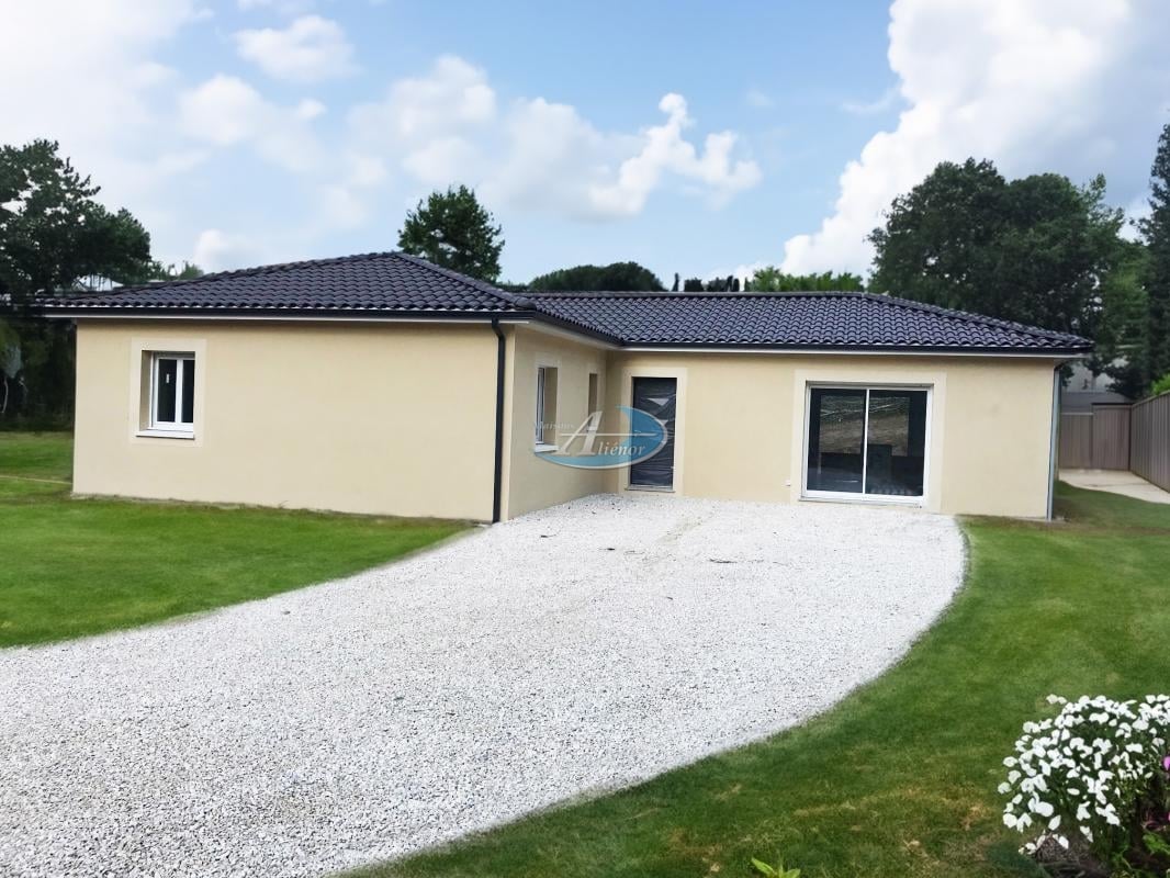 Maison de 3 chambres à construire sur un terrain plat de 1 200 m² viabilisé à Proissans, à proximité immédiate de Sarlat. Un cadre idéal pour votre futur projet immobilier.