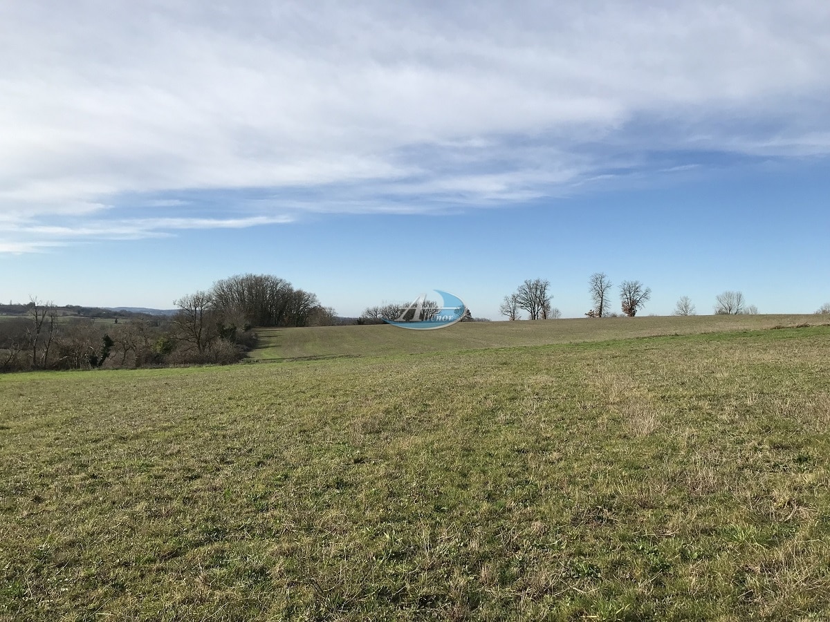 Grand et beau terrain de 1 800 m² situé à Issigeac en Dordogne.