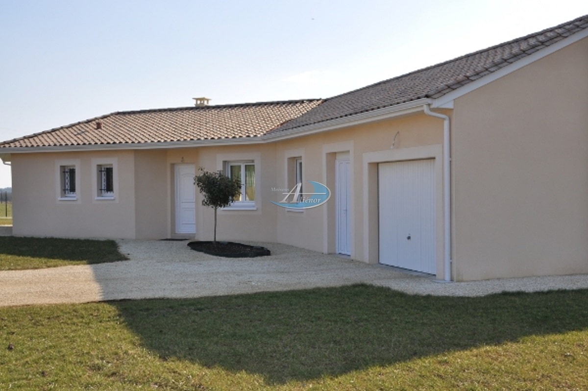 Maison de plain-pied à construire à Eymet, sur un terrain de 1 500 m², situé dans un environnement calme, ensoleillé et offrant une belle vue.
